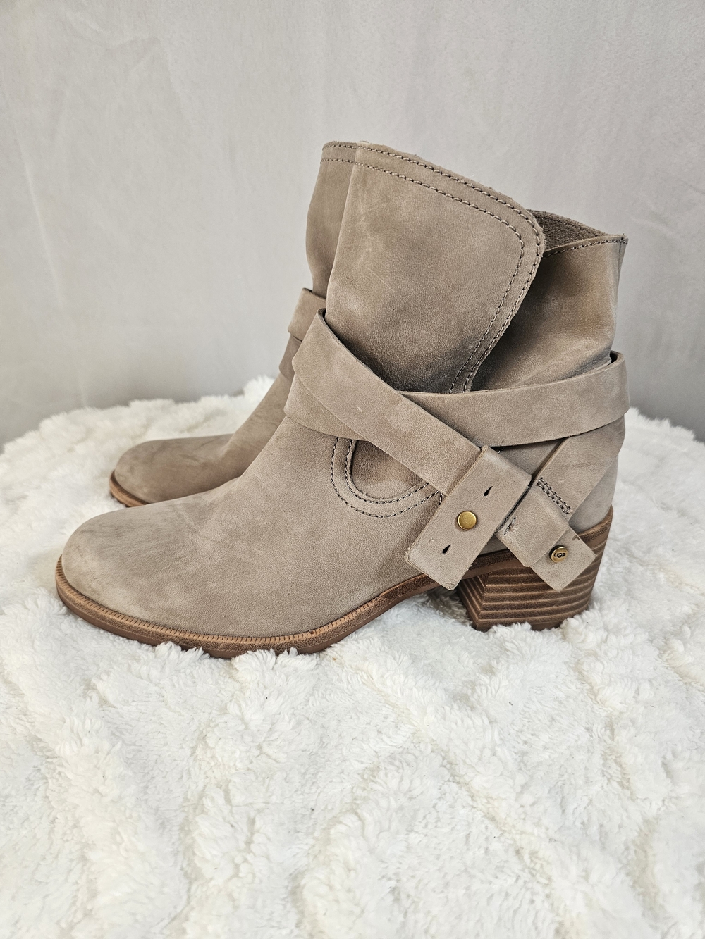 Ugg Australia Elora‎ Leather Almond Toe Ankle Boots Sahara Sz 6